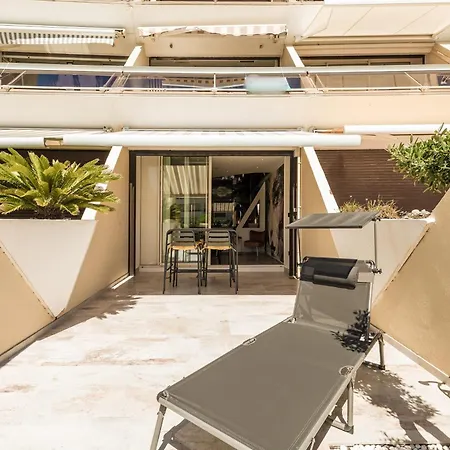 Ambassador Elegance And Comfort Steps From The Naturist *