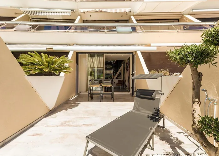 Ambassador Elegance And Comfort Steps From The Naturist *