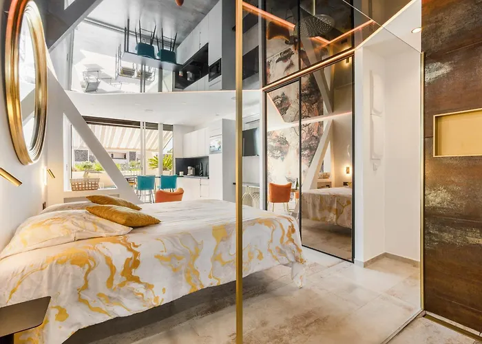 Ambassador Elegance And Comfort Steps From The Naturist 別荘