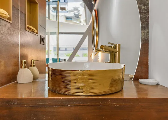 Ambassador Elegance And Comfort Steps From The Naturist *