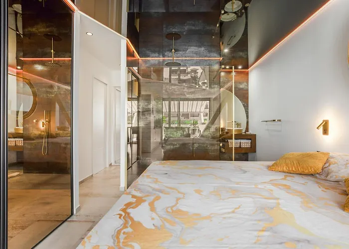 Ambassador Elegance And Comfort Steps From The Naturist *